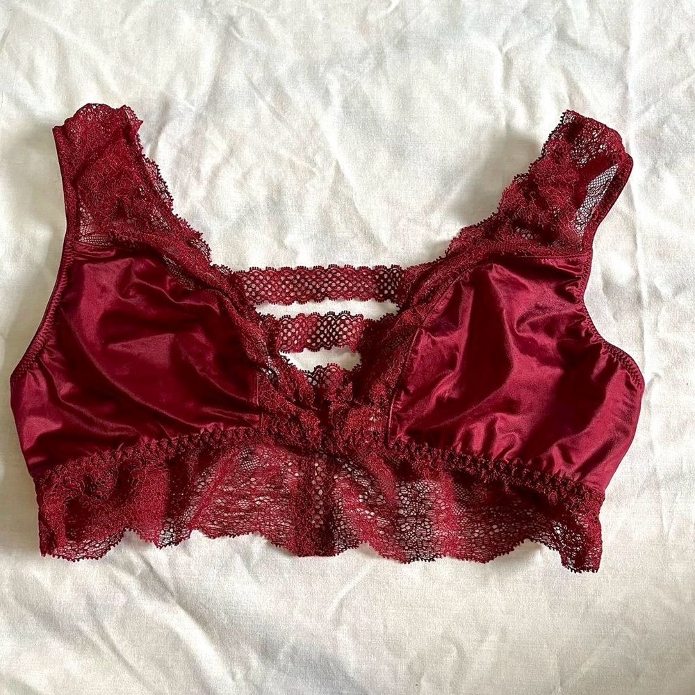 Victoria’s Secret silky lace detailed bralette nwot
